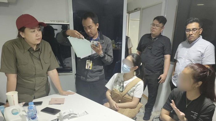 WN Filipina SG dan KO, rekan mantan wali kota di Filipina, buronan kasus transnasional ditangkap di Batam. (Dok Imigrasi Batam)
