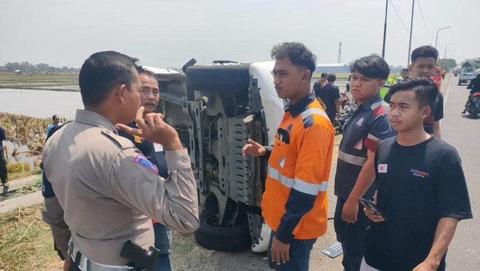 Wuling di Madiun terguling setelah terlibat kecelakaan karambol