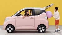 Wuling Hongguang Mini EV Youth Edition secara tampilan masih sama dengan versi regular, yakni berukuran mungil dengan ornament yang dibuat sederhan. Mobil listrik tersebut punya konfigurasi 2+2 penumpang seperti Air ev. Foto: Doc. Wuling.