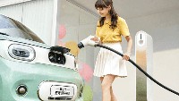Hongguang Mini EV versi pemuda dilengkapi baterai 17,3 kwh dengan jarak tempuh maksimum 215 km. Meski berstatus sebagai produk entry level, namun kendaraan tersebut sudah punya fitur fast charging yang membuat baterai terisi dari 30 ke 80 persen dalam waktu 35 menit. Foto: Doc. Wuling.