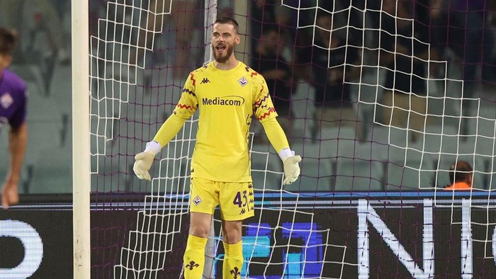 FLORENCE, ITALY - AUGUST 22: David de Gea of ACF Fiorentina goalkeeper reacts during the UEFA Europa Conference League Play-Off 1st leg match between Fiorentina and Puskas Academy at Stadio Artemio Franchi on August 22, 2024 in Florence, Italy. (Photo by Gabriele Maltinti/Getty Images)