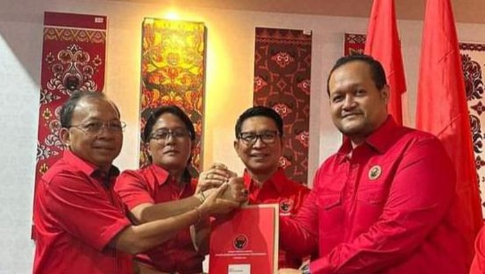 Ketua DPD PDIP Bali Wayan Koster dan DPC PDIP Badung serahkan SK rekomendasi ke bakal paslon Nawacita, Jumat (23/8/2024).