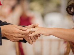 Ekspresikan Keunikan Kisah Cinta Anda dengan Raja Cincin Indonesia