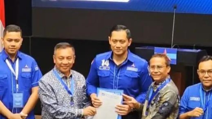 Ketum Partai Demokrat, Agus Harimurti Yudhoyono (AHY) menyerahkan rekomendasi kepada paslon Aji Man-Aba Feri di Pilwakot Bima 2024, Jumat (23/8/2024). (Dok. Istimewa)