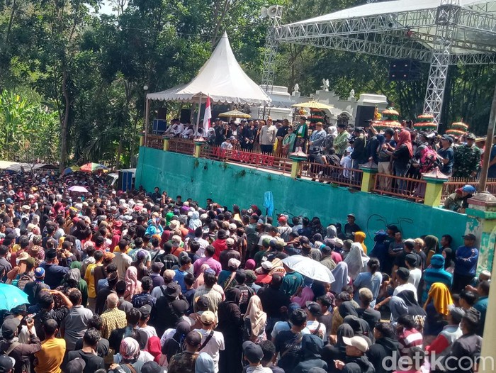 Airlangga Hartarto menghadiri acara tradisi Yaa Qowiyyu di Jatinom, Kabupaten Klaten, Jumat (23/8/2024).