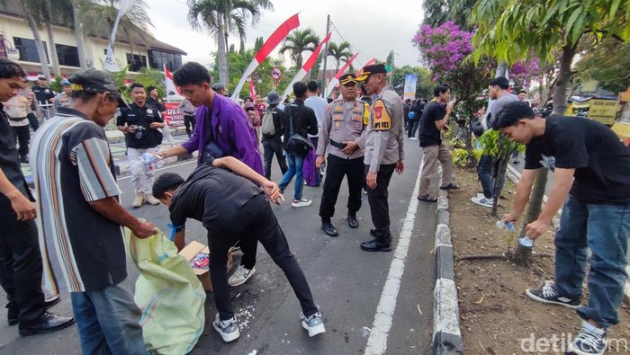 Aksi bersih-bersih mahasiswa di Ciamis usai demo tolak RUU Pilkada