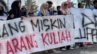 Aksi penolakan revisi Undang-undang (UU) Pilkada dan kawal hasil keputuskan MK ini berlangsung damai. Tampak ratusan personel kepolisian juga berjaga di lokasi. Massa membubarkan diri sekita 17.00 WIB lebih. Foto: Deni Wahyono/detikcom