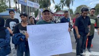 “(Aksi) hari ini sebagai bentuk respon kita terkait situasi nasional, yang kita tahu bahwa DPR berupaya untuk menganulir keputusan MK terkait ambang batas pencaloan kepala daerah dan juga syarat umur pencalonan kepala daerah. Bagi kita, ini adalah bentuk mengangkangi konstitusi yang kemudian kita tahu bahwa keputusan MK bersifat final dan mengikat,” kata Direktur Eksekutif Walhi Ahmad Subhan Hafis ditemui di sela-sela aksi, Jumat (23/8/2024). Foto: Deni Wahyono/detikcom