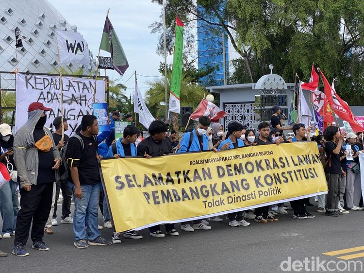 Massa di Pangkalpinang Gelar Aksi Kawal Putusan MK-Tolak Politik Dinasti