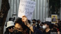 Massa aksi lain yang berasal dari elemen mahasiswa mulai mendatangi lokasi aksi. Mereka terlihat menyampaikan aspirasinya.
