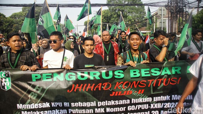 Massa aksi Kawal Putusan Mahkamah Konstitusi (MK) memadati jalan depan kantor KPU RI, Jumat (23//2024. Mereka akan mengawal hingga Peraturan KPU (PKPU) mengenai Pilkada terbit.