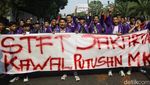 Aksi Mahasiswa Kepung Gedung KPU Kawal Putusan MK