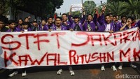 Pantauan detikcom di lokasi Jumat (23/8/2024), massa sudah mendatangi Jalan Imam Bonjol sejak pukul 14.22 WIB.