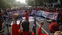 Perwakilan massa aksi dari Komite Politik Partai Buruh, Aldi, mengatakan pihaknya mendorong agar lembaga negara mematuhi putusan MK. Menurutnya, KPU harus segera menerbitkan PKPU yang berpedoman pada putusan MK. Dia mengatakan akan terus mengawal hingga PKPU terbit. Sebab, pihaknya tidak mempercayai DPR yang disebut kerap melakukan manuver.