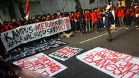 Terlihat mereka membentuk lingkaran dan menyampaikan aspirasinya. Massa aksi yang mengawal putusan Mahkamah Konstitusi (MK) memadati jalan depan kantor KPU RI.