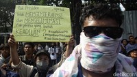 DPR pun menjadwalkan pengesahan revisi UU Pilkada menjadi UU pada Kamis (22/8). Namun, rapat paripurna ditunda karena tidak memenuhi kuota forum. Wakil Ketua DPR Sufmi Dasco Ahmad mengatakan revisi UU Pilkada batal dan putusan MK berlaku. KPU pun menegaskan peraturan KPU terkait pencalonan akan mengacu pada putusan MK.