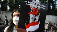 Demonstrasi yang dilakukan mahasiswa di depan KPU itu merupakan kelanjutan dari aksi yang digelar di gedung DPR pada Kamis (22/8). Demo itu dipicu Baleg DPR bersama pemerintah yang sepakat merevisi UU Pilkada setelah keluar putusan MK. Pasal-pasal yang disepakati dalam rapat Baleg DPR itu berbeda dengan putusan MK.