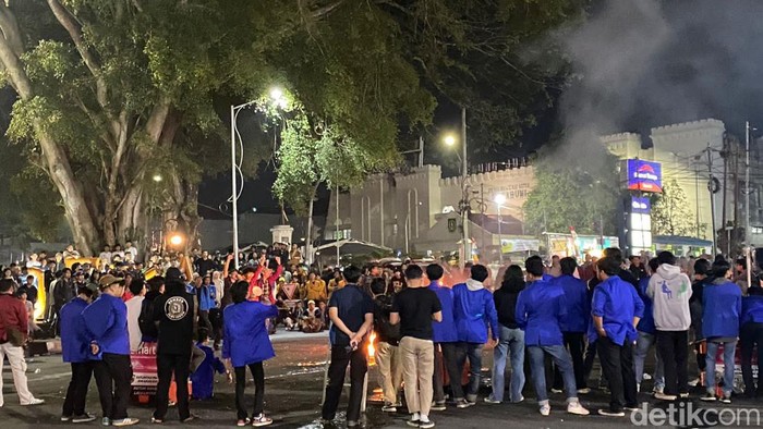 Aksi mahasiswa di Kota Sukabumi hingga malam