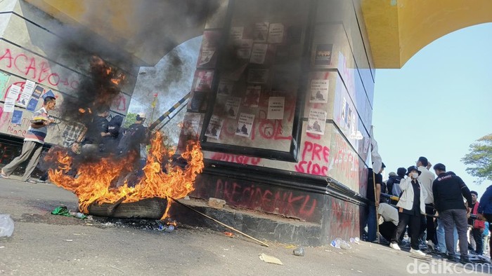 Aksi pembakaran ban hingga vandalisme ini terjadi ketika demo tolak RUU Pilkada di Lampung.