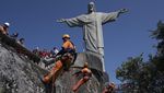 Aksi Petugas Bersihkan Sampah di Lereng Patung Kristus Brasil