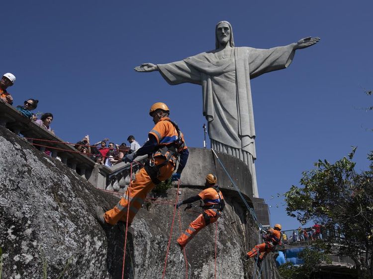 Aksi Petugas Bersihkan Sampah di Lereng Patung Kristus Brasil
