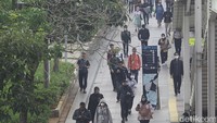 Sejumlah karyawan perkantoran melintasi kawasan Dukuh Atas, Setiabudi menuju tempat kerja di Jakarta, Jumat (23/8/2024).  