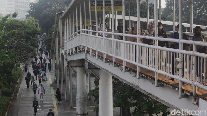 Aktivitas Pekerja demi Menyongsong Pertumbuhan Ekonomi 5,2 Persen di 2025 Sejumlah karyawan perkantoran melintasi kawasan Dukuh Atas, Setiabudi menuju tempat kerja di Jakarta, Jumat (23/8/2024).