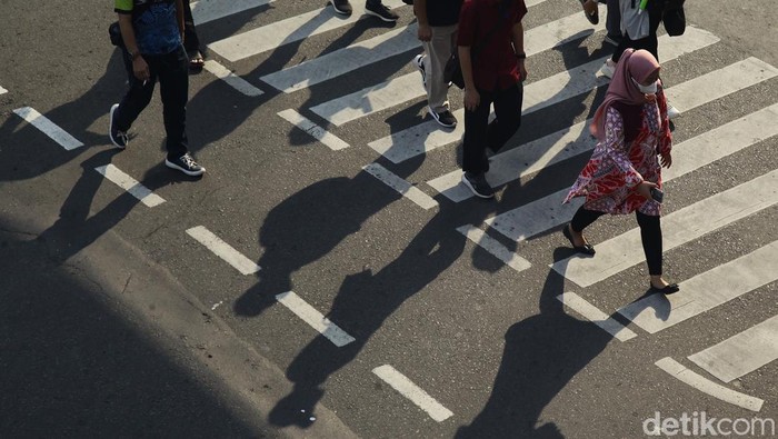 Aktivitas Pekerja demi Menyongsong Pertumbuhan Ekonomi 5,2 Persen di 2025 Sejumlah karyawan perkantoran melintasi kawasan Dukuh Atas, Setiabudi menuju tempat kerja di Jakarta, Jumat (23/8/2024).