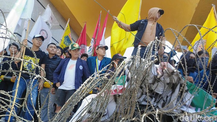 Aliansi Lampung Menggugat gelar aksi di DPRD Lampung.