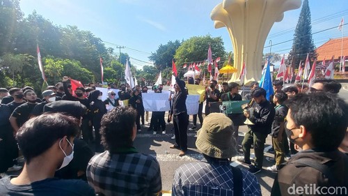 Aliansi mahasiswa bali utara (Ambara) melakukan aksi damai turun ke jalan untuk mengawal keputusan Mahkamah Konstitusi (MK), Jumat (23/8/2024). (Made Wijaya Kusuma)
