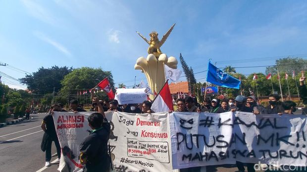 Aliansi mahasiswa bali utara (Ambara) melakukan aksi damai turun ke jalan untuk mengawal keputusan Mahkamah Konstitusi (MK), Jumat (23/8/2024). (Made Wijaya Kusuma)