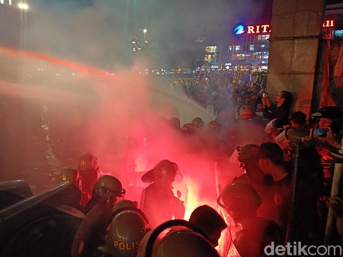 Aliansi mahasiswa saling dorong dengan polisi saat aksi demo tolak RUU Pilkada di Gedung DPRD Banyumas, Jumat (23/8/2024).