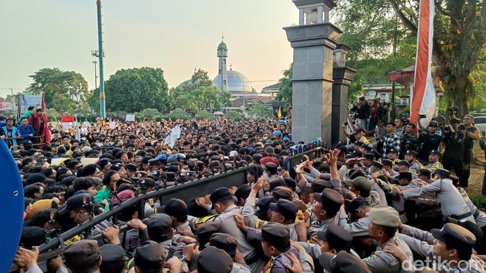 Aliansi mahasiswa saling dorong dengan polisi saat aksi demo tolak RUU Pilkada di Gedung DPRD Banyumas, Jumat (23/8/2024).