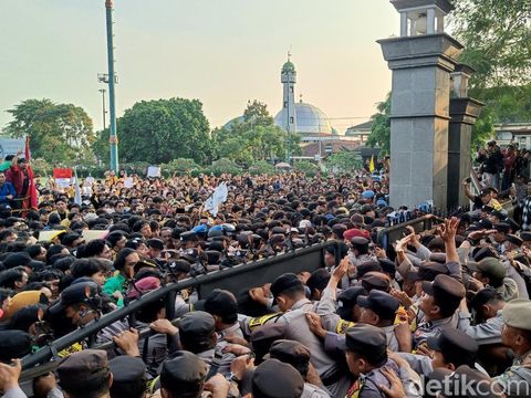 Aliansi mahasiswa saling dorong dengan polisi saat aksi demo tolak RUU Pilkada di Gedung DPRD Banyumas, Jumat (23/8/2024).