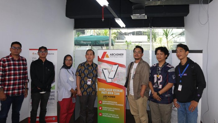 Pembeli melakukan pembayaran secara digital menggunakan Quick Response Code Indonesian Standard (QRIS) di Pasar Tradisional Pasar Minggu, Jakarta,  Sabtu (25/11/2023). Bank Indonesia mengatakan, sampai dengan Oktober 2023 jumlah pedagang yang menggunakan QRIS untuk transaksi keuangan mencapai 29,6 juta pedagang dengan 92 persen didominasi oleh Usaha Mikro Kecil Menengah (UMKM). ANTARA FOTO/Rifqi Raihan Firdaus/wpa/YU