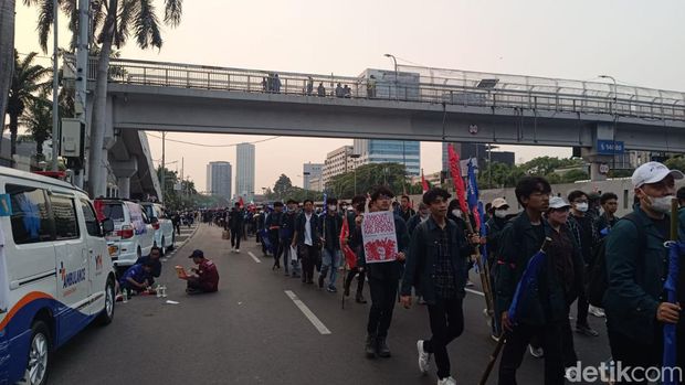 Arus lalu lintas di Jalan Gatot Subroto depan DPR dialihkan imbas demo.