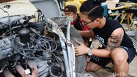 Sang pemilik bengkel dan sekaligus menjabat CEO Autologi Autoworks, Yogie Ramadhan tak segan untuk turun langsung membantu dan melihat secara langsung progres pekerjaan tim nya.