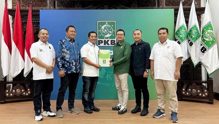 Bakal Calon Bupati Karawang Aep Syaepuloh dan Maslani terima form B1KWK dari DPP PKB untuk Pilkada Karawang 2024.
