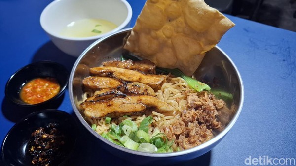Slurrp! Bakmie Lada Hitam dan Nasi Campur Racikan H.Taubat