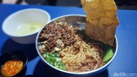 Sehingga setiap suapannya akan terasa pedas yang menyeruak. Begitu pula dengan aroma harum kecombrang yang tak hanya pada tenggorokan tetapi juga memanjakan hidup sebelum disuap. Foto: detikcom/Diah Afrilian
