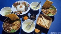 Ketika didatangi oleh detikfood, tampak banyak pelanggan yang juga baru berdatangan bada maghrib. Sebagian besar tampak seperti para pekerja yang hendak melipir sambil menyantap makanan enak di sini. Foto: detikcom/Diah Afrilian