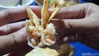 Tidak seperti pangsit isi ayam atau udang, pangsit gorengnya jutsru mirip crab rangoon. Kepiting imitasi dan krim yang dicampur menjadi isian untuk pangsit gorengnya. Foto: detikcom/Diah Afrilian