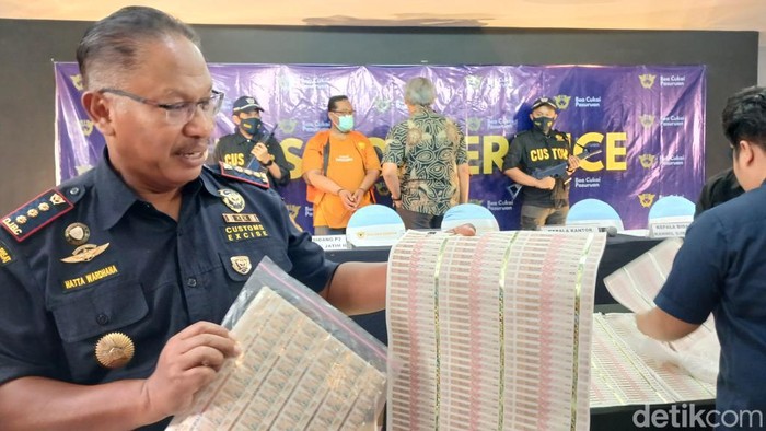 Bea Cukai Pasuruan mengamankan 2 pelaku pengedar pita cukai palsu
