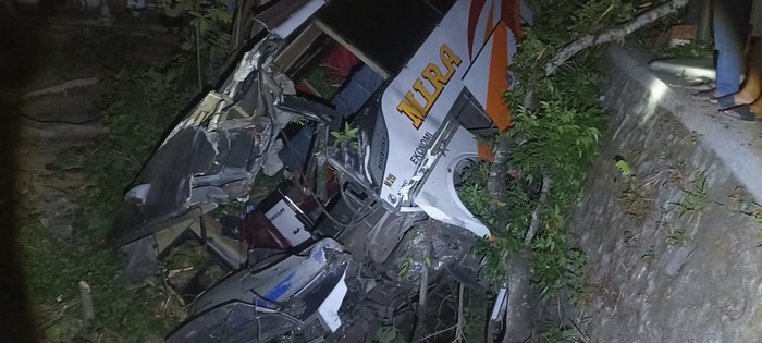 Bus Mira terguling di Ngawi