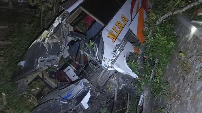 Bus Mira terguling di Ngawi