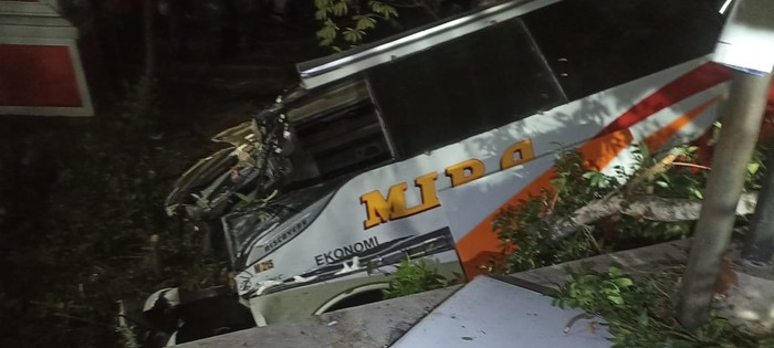 Bus Mira terguling di Ngawi