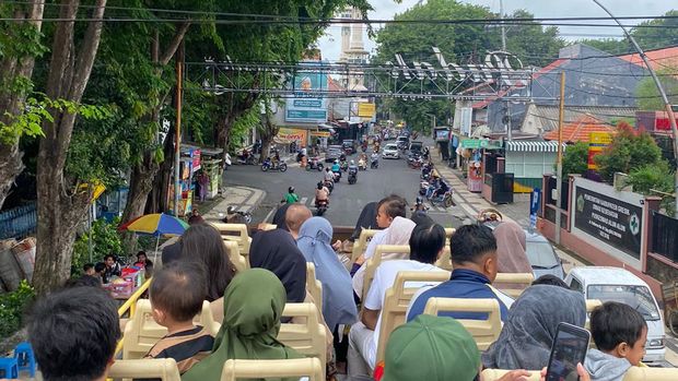 bus wisata grissee sedang berjalan