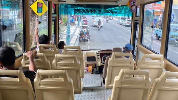 Bagian dalam bus wisata Grissee
