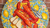 Lukisan Christina makin cantik dan artistik saat dipadankan di atas piring motif nan cantik. Untuk lukisan lobster rebus ini, misalnya, dipasangkan dengan piring kuning motif lemon. Foto: Bored Panda