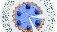 Lukisan ini pasti jadi favorit penggemar dessert! Bagaimana tidak, pie tart dengan topping mirip blueberry ini terlihat cantik. Foto: Bored Panda